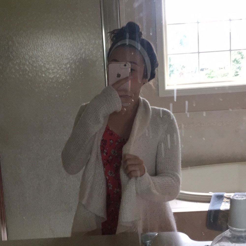 🎀• WHITE WITH GOLD CARDIGAN•🎀